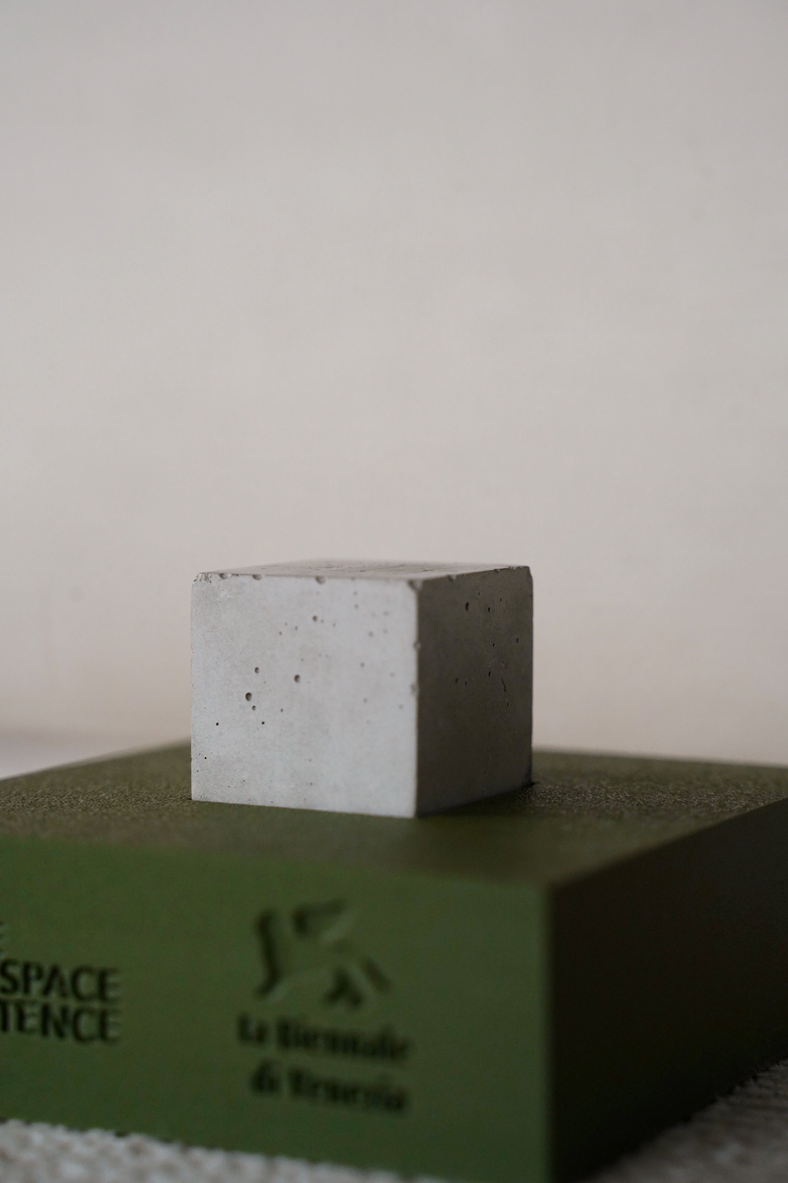 "Progress" Cubo de Concreto con Soporte Impreso en 3D - Edición limitada de 200
