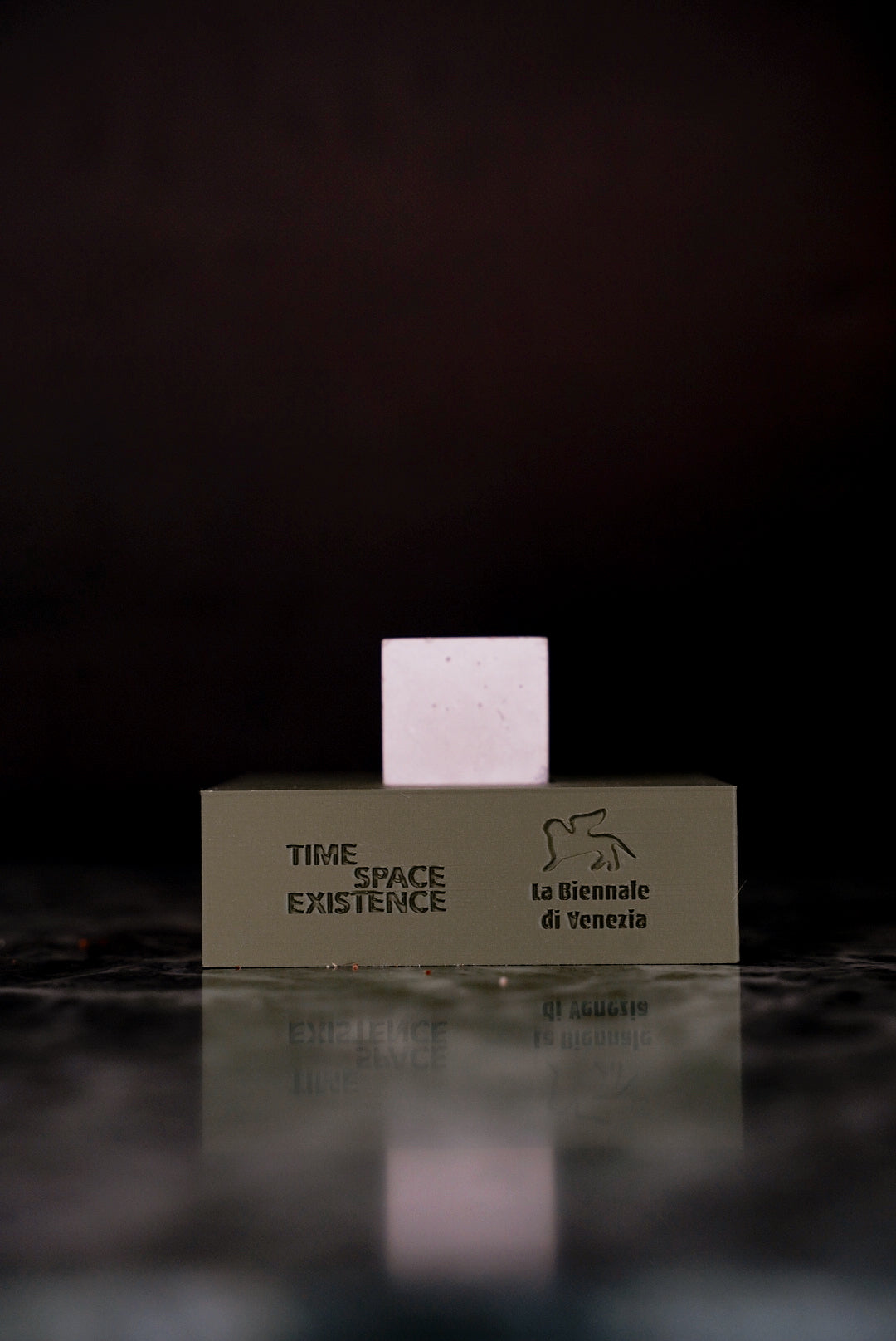 "Progress" Cubo de Concreto con Soporte Impreso en 3D - Edición limitada de 200