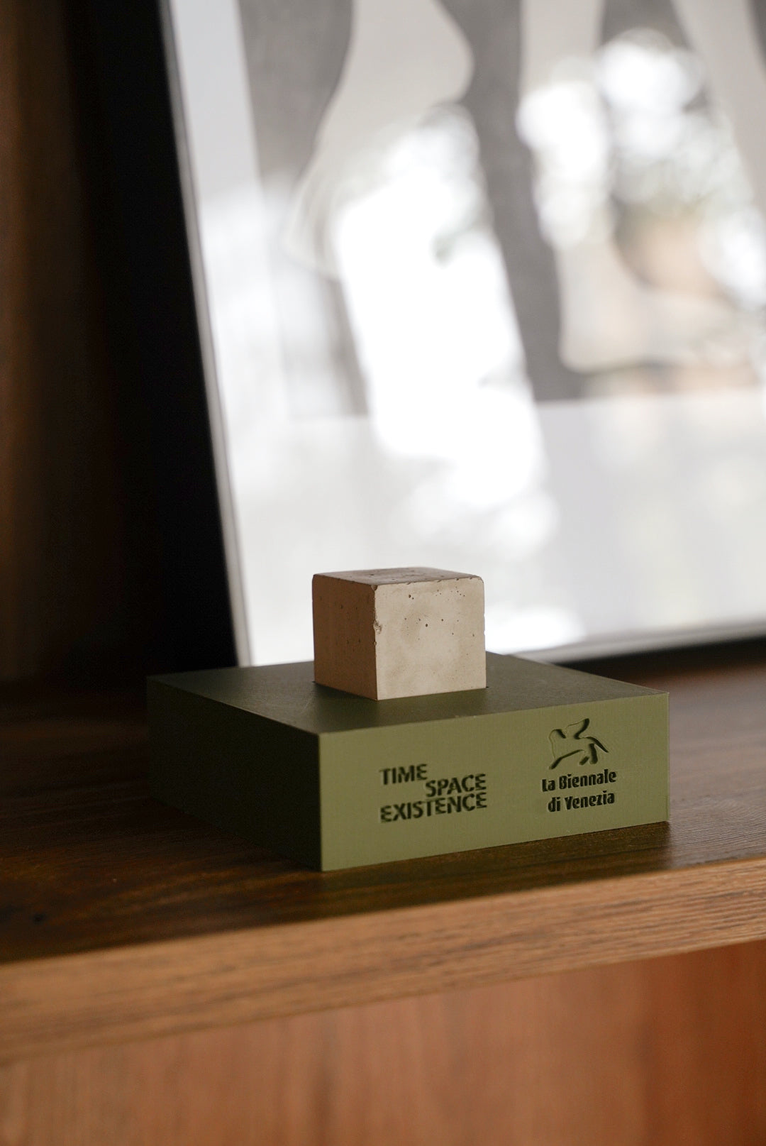 "Progress" Cubo de Concreto con Soporte Impreso en 3D - Edición limitada de 200